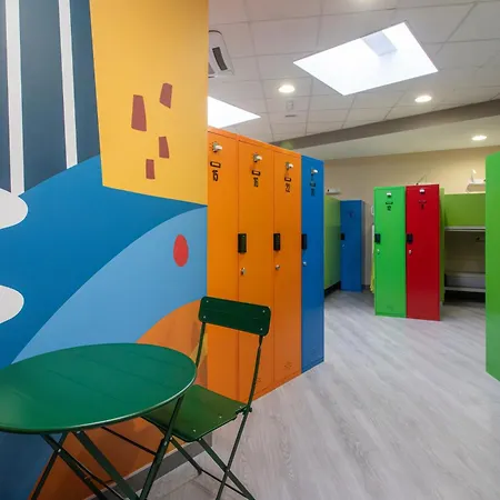 Llanes Hostel 酒店 *